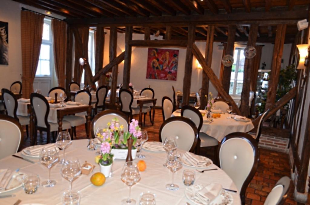 Logis Hotel Auberge Du Cheval Blanc Yvoy-le-Marron Экстерьер фото